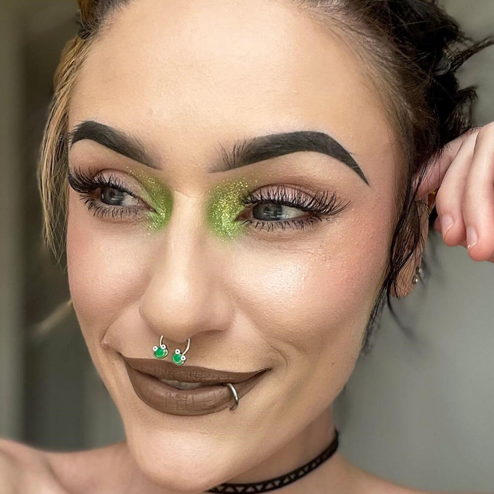 women frog septum piercing